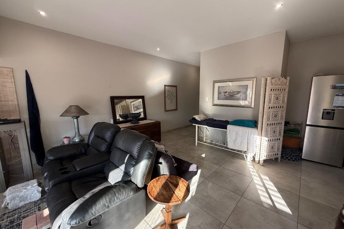 Stylish 3-Bedroom Semi-Detached Duplex with Private Garden and Modern Finishes - Photo 5