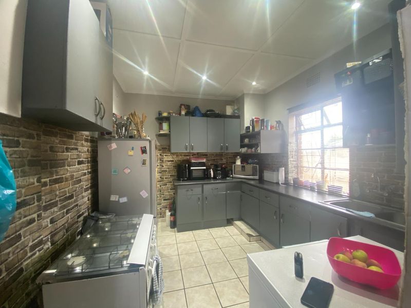 Charming 3 Bedroom home with splash pool for sale - Photo 5