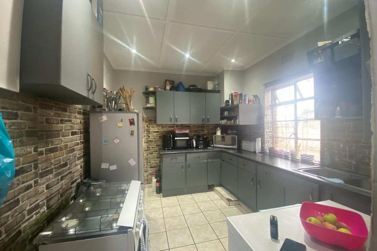 Charming 3 Bedroom home with splash pool for sale - Photo 5