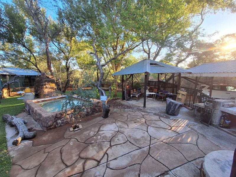 Dual-Living: Spacious 5-Bedroom House with Pool and Privacy - Photo 1