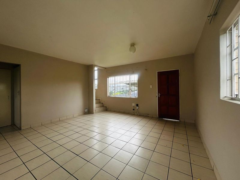 Spacious 1 Bedroom Garden Cottage on Large Shared Property - Photo 3