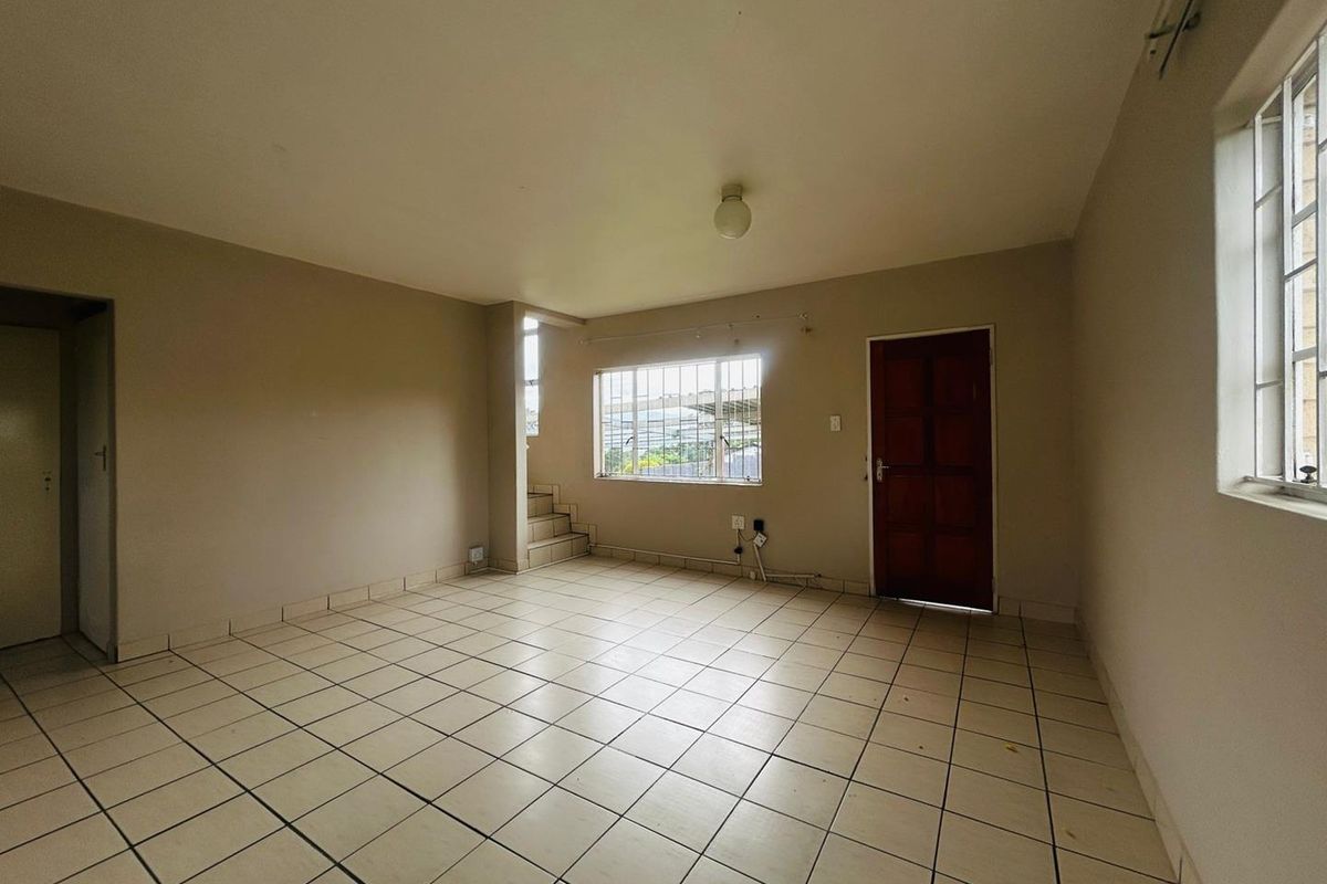 Spacious 1 Bedroom Garden Cottage on Large Shared Property - Photo 3