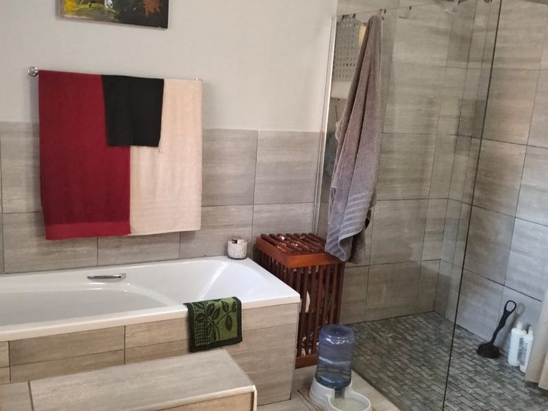 3 Bedroom House for Sale in Bayswater - Photo 5