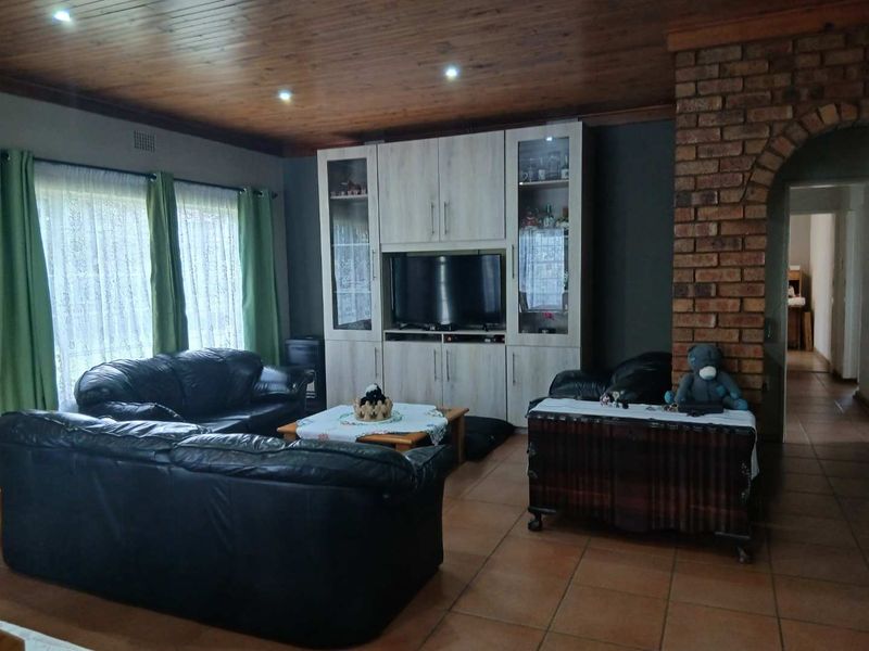 Spacious Family Haven with Two Income Generating Cottages - Photo 3