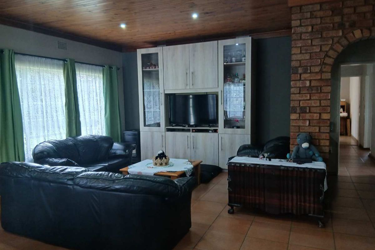 Spacious Family Haven with Two Income Generating Cottages - Photo 3