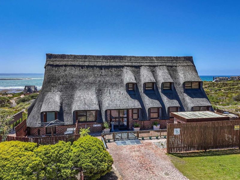 EXCLUSIVE COASTAL RETREAT - Photo 3