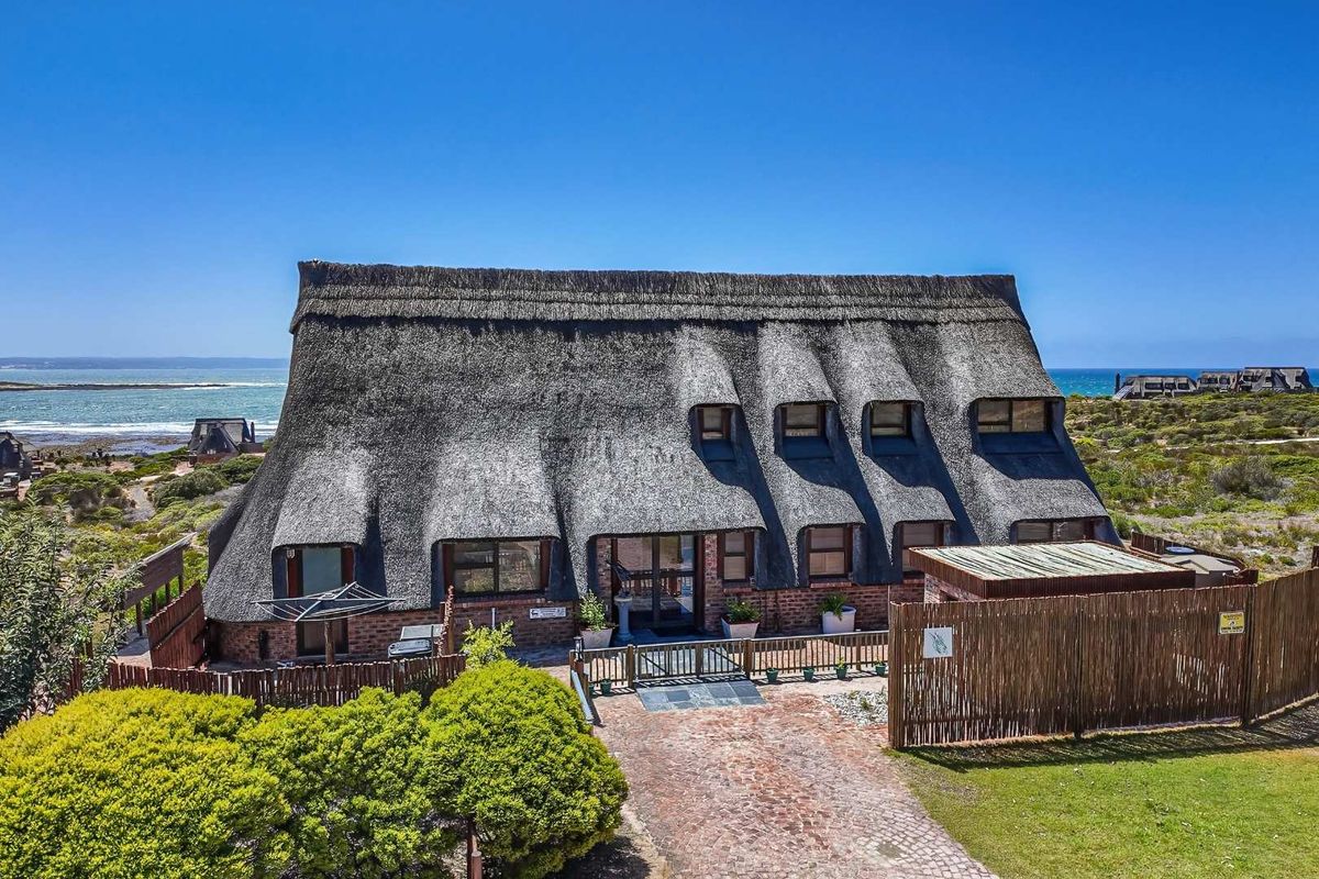 EXCLUSIVE COASTAL RETREAT - Photo 3