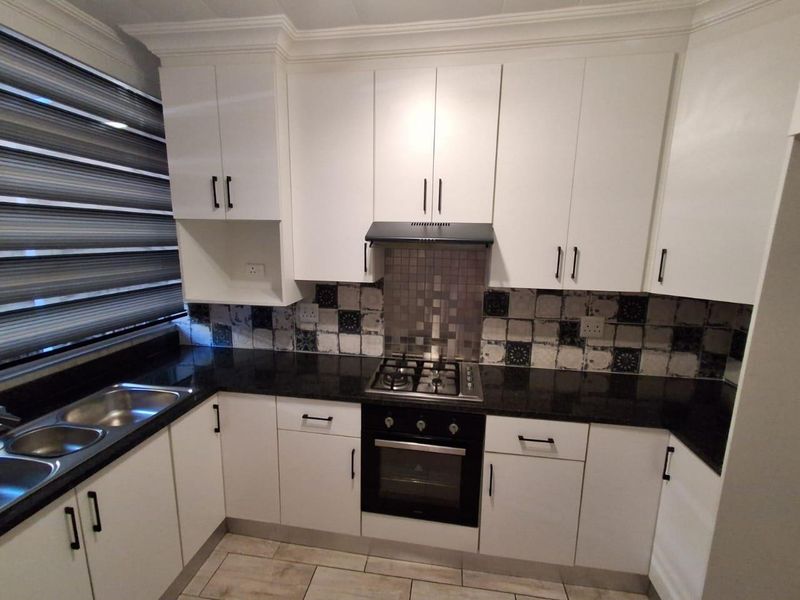 Spacious Renovated Duplex for Sale in Clubview. - Photo 6