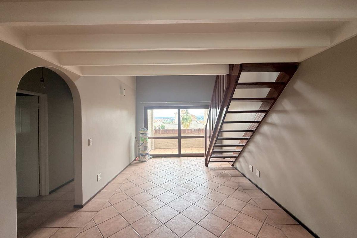 Loft Apartment with Stunning Views in Paulshof - Photo 2