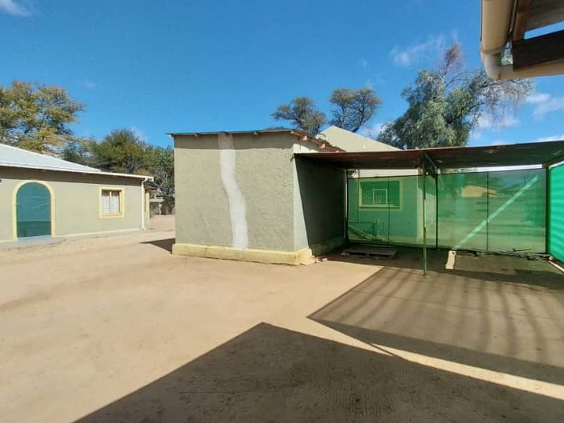 Spacious 2-Bedroom Home with Bonus 1-Bedroom Flat - Photo 3