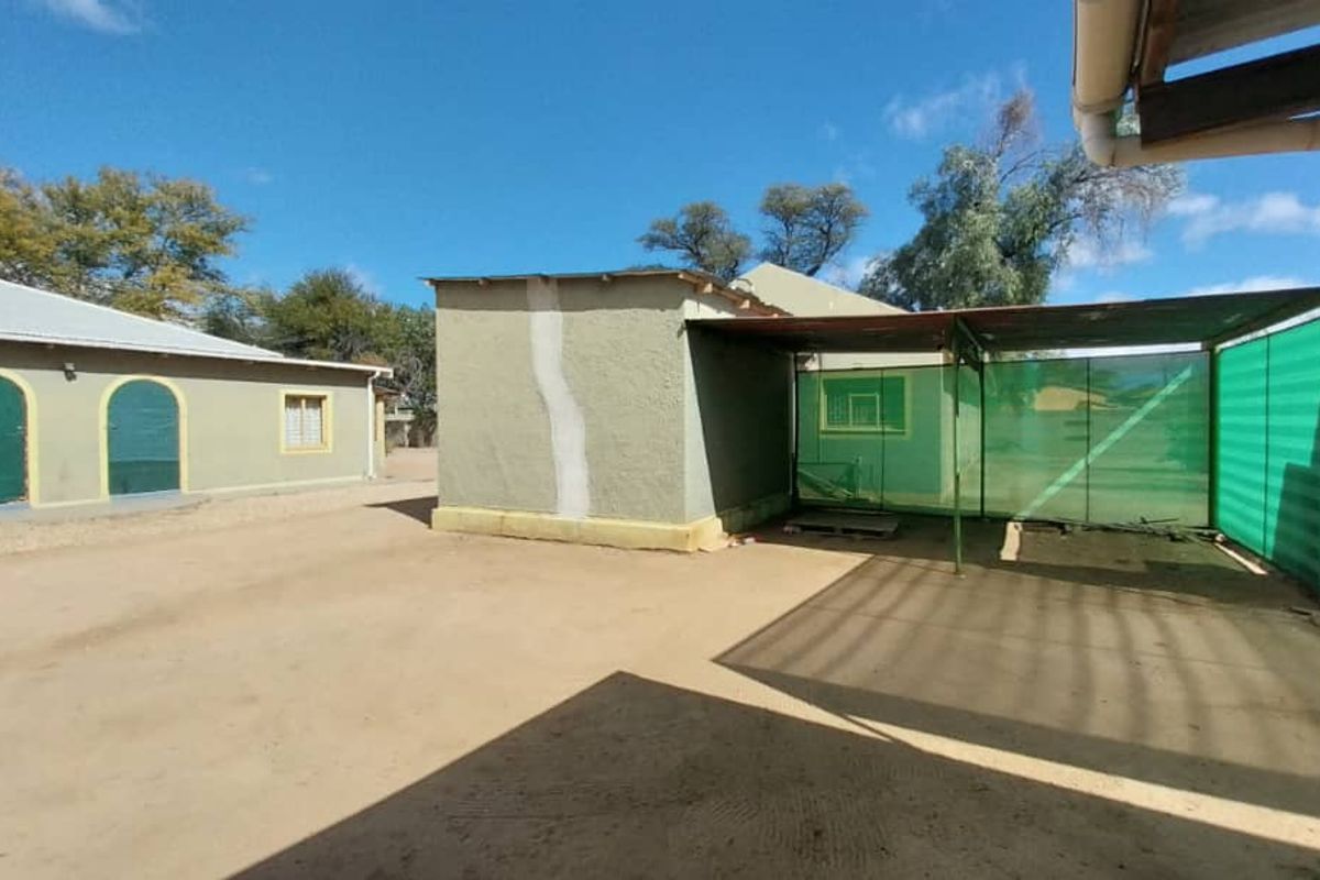 Spacious 2-Bedroom Home with Bonus 1-Bedroom Flat - Photo 3