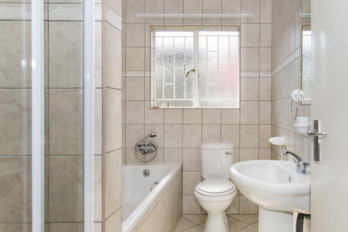 A low-maintenance 2-bedroom apartment-style townhouse in a secure and centrally located Complex. - Photo 3