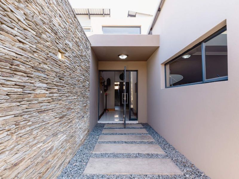 Modern 4 Bedroom Family Home for Rent in a Highly Rated Security Estate - Photo 2