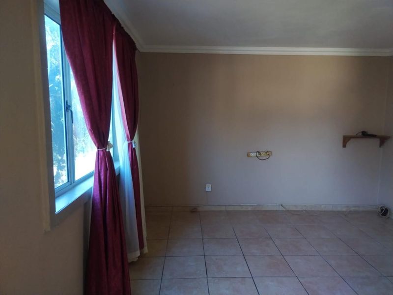 1 bedroom with lots of cupboard space - Photo 3