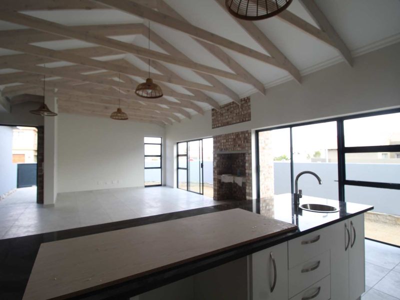 Open Plan 3 Bedroom House - Photo 3