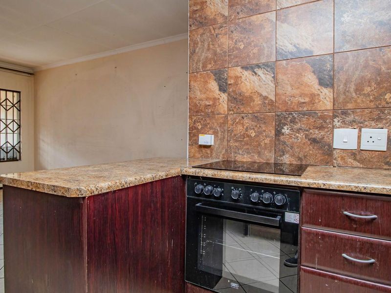 Your Ideal 2-Bed Apartment with Ensuite & Pool Amenities! - Photo 9