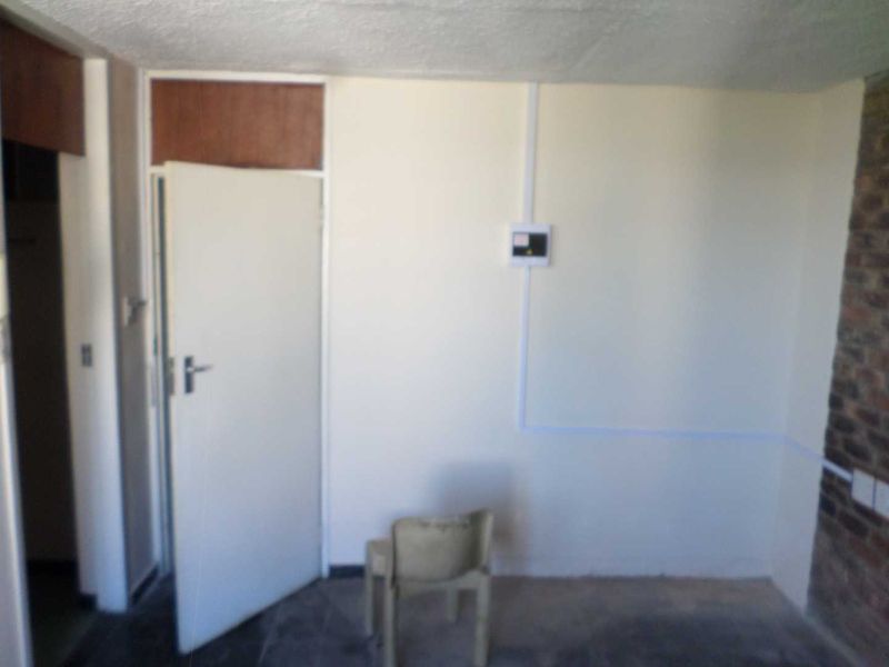 BACHELOR FLAT TO RENT IN ARCADIA - Photo 8