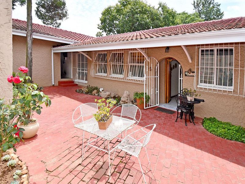 5 BED FAMILY HOME IN BRAMLEY PARK FOR SALE - Photo 2