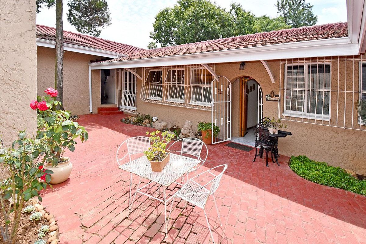 5 BED FAMILY HOME IN BRAMLEY PARK FOR SALE - Photo 2