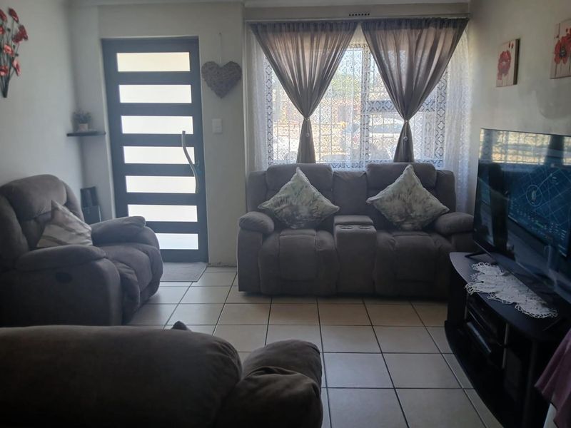 Charming Modern 3-Bedroom Home in Northpine | R1,720,000 - Photo 7