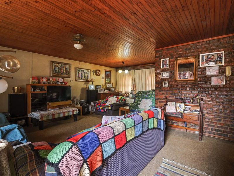 A Hidden Gem with Endless Potential – 3 Bedroom Family Home - Photo 3
