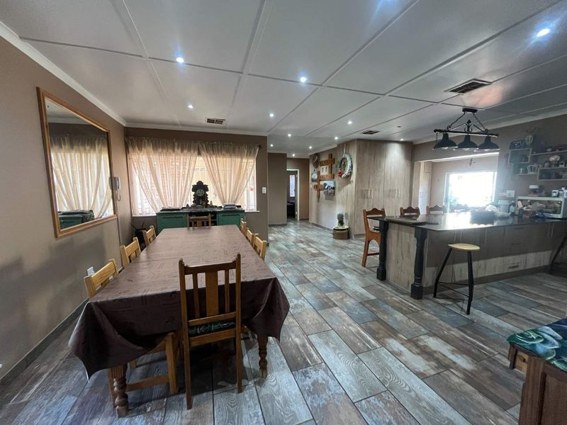 Stunning 3-Bedroom Family Home with 2-Bedroom Flat in a Prime Location - Photo 8