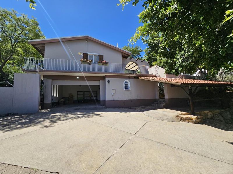 Stunning 4-Bedroom Rental in Luxury Hill Awaits!" - Photo 2