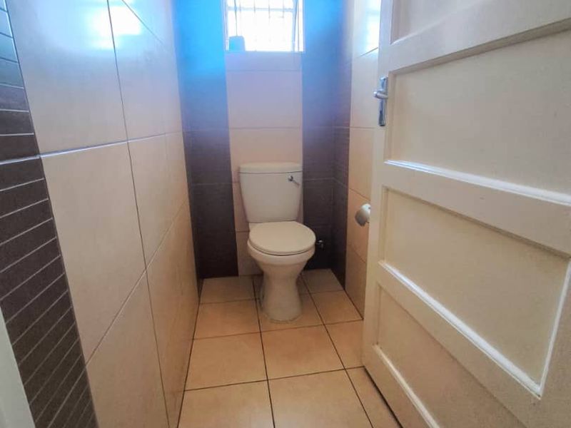 4 Bedroom House For Sale in Windhoek North - Photo 8