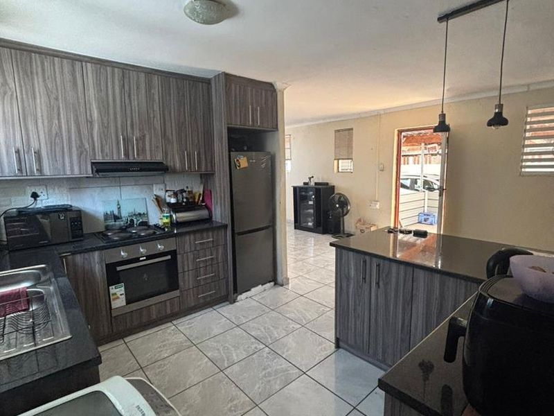 Beautiful free standing property ready for you. - Photo 7