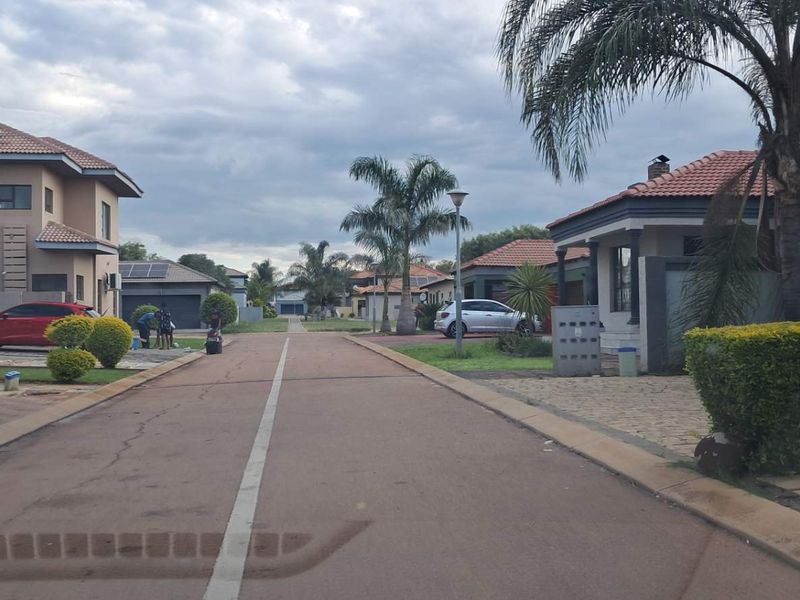 IMMACULATE HOME AT LAVENDER ESTATE - Photo 9