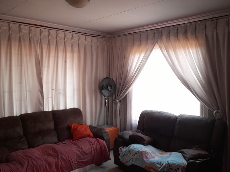 Stunning House In The East Of Soshanguve VV - Photo 3