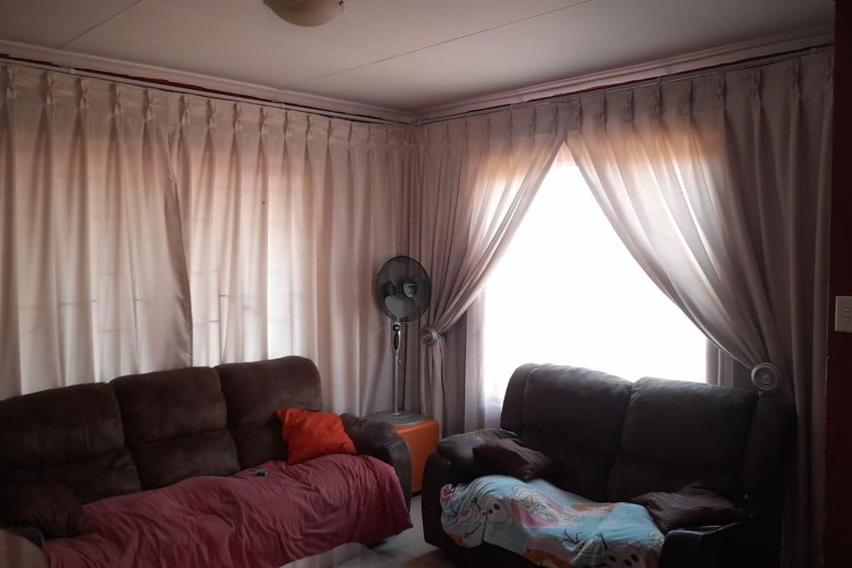 Stunning House In The East Of Soshanguve VV - Photo 3