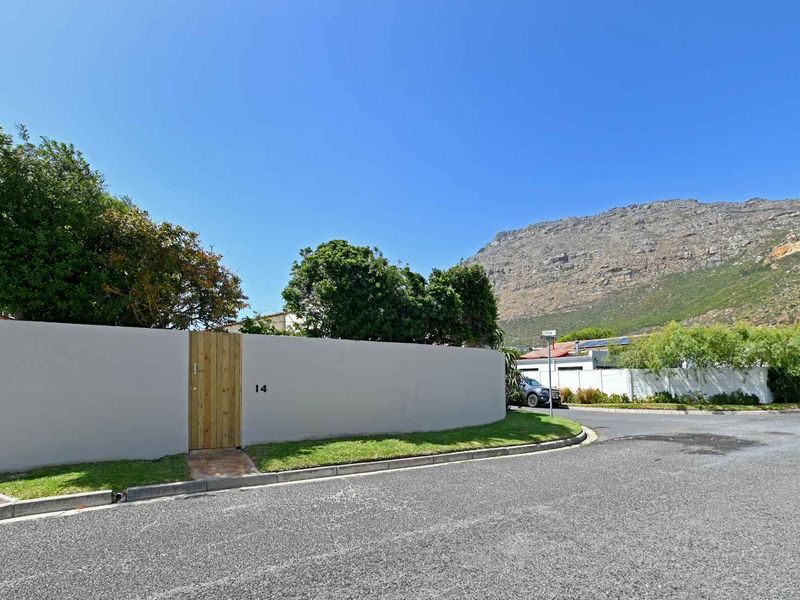 Stylish Lakeside Retreat – Beautifully Renovated, Pet-Friendly & Move-In Ready - Photo 4