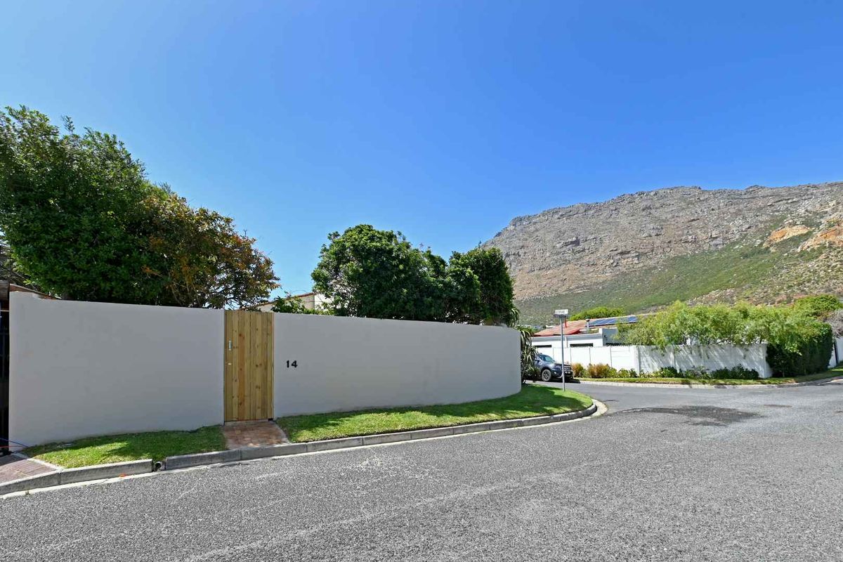 Stylish Lakeside Retreat – Beautifully Renovated, Pet-Friendly & Move-In Ready - Photo 4