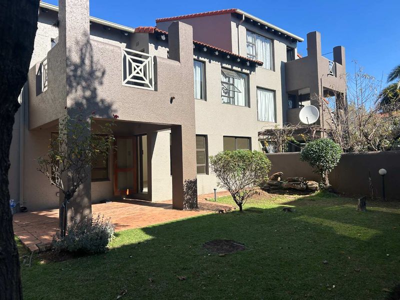 Perfectly located ground floor unit. - Photo 4