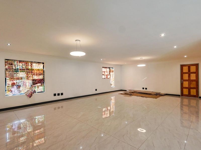 Newly Renovated 6-Bedroom Single-Storey Home with Flatlet – Turnkey Perfection - Photo 7