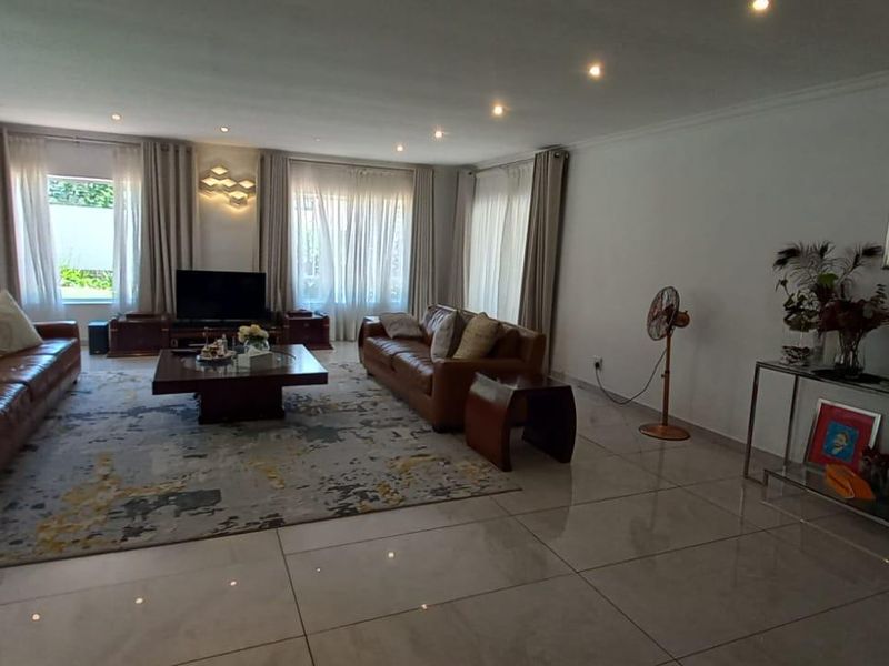 4 Bedroom/2 Bathroom Family Home with pool - Photo 10