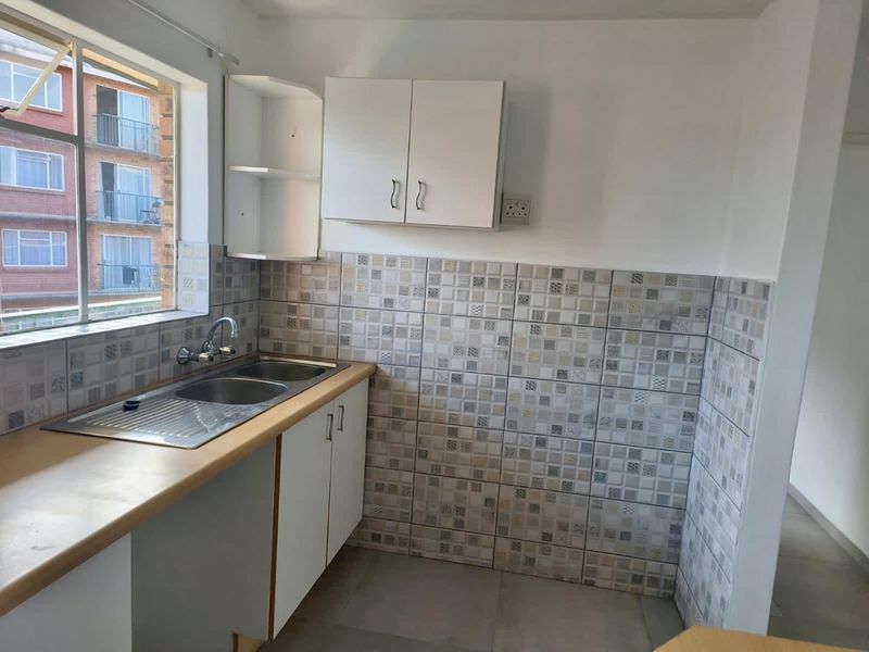 Centrally located modern apartment with designated parking - Photo 2