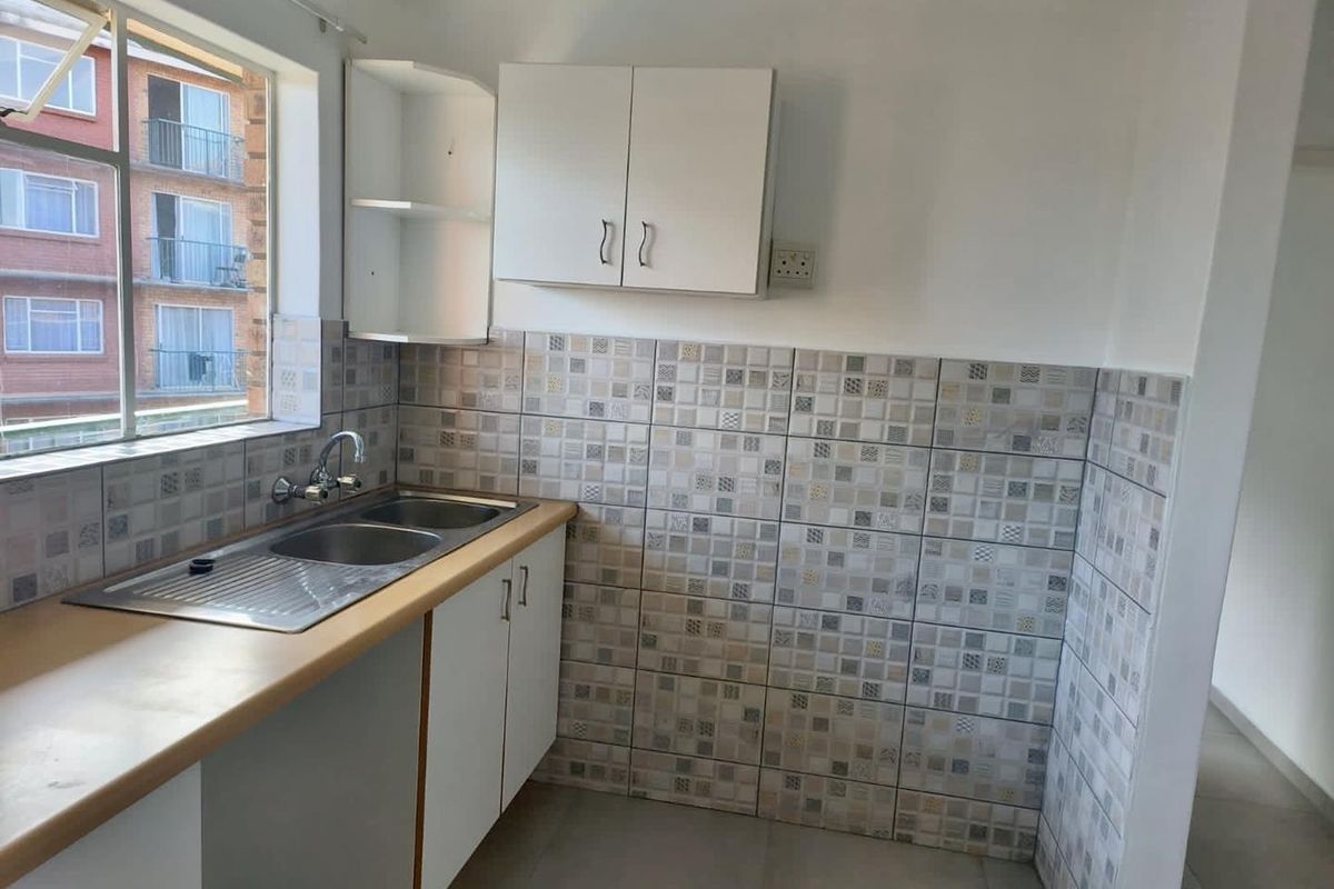 Centrally located modern apartment with designated parking - Photo 2
