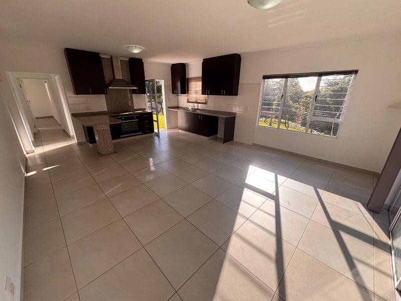Modern 2-Bedroom, 2-Bathroom Townhouse To Rent in Upper Kloof - Photo 5