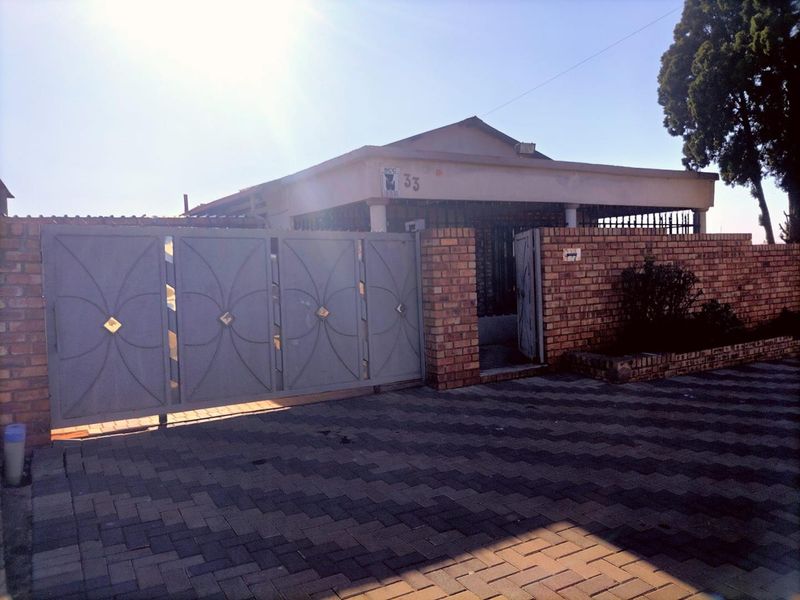 Spacious 3-Bedroom House for Rent in Palm ridge - Photo 1