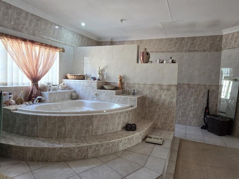 6 Bedroom House for Sale in Amandasig Ext19 - Photo 3