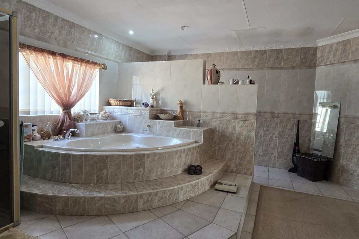 6 Bedroom House for Sale in Amandasig Ext19 - Photo 3