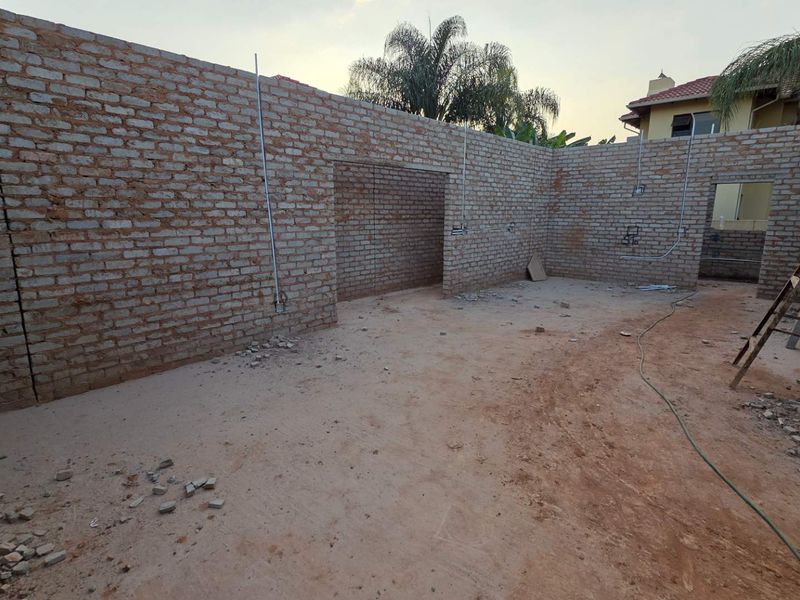 4 Bedroom Family Home Under Construction in Melodie. - Photo 8