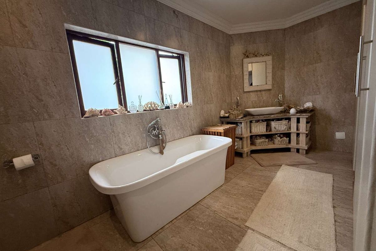 Massive 692m2 Property | 8 Bedrooms | Flatlet | Ideal Guesthouse or Multi-Family Investment - Photo 4