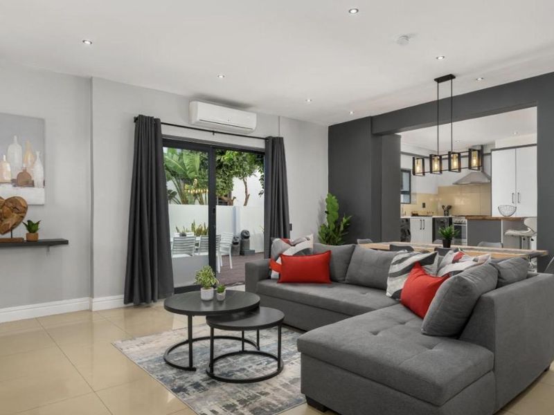 Luxury Two-Bedroom Retreat with Expansive Outdoor Deck in Sea Point - Photo 2