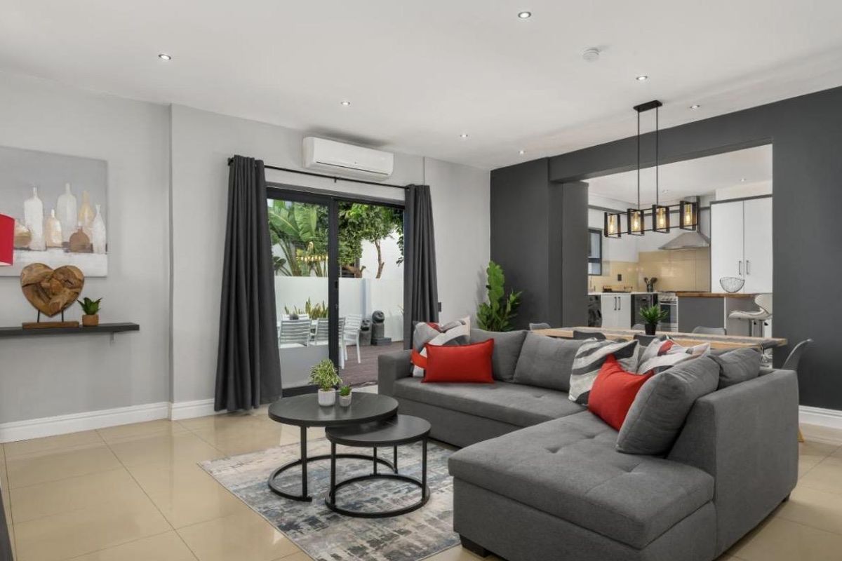 Luxury Two-Bedroom Retreat with Expansive Outdoor Deck in Sea Point - Photo 2