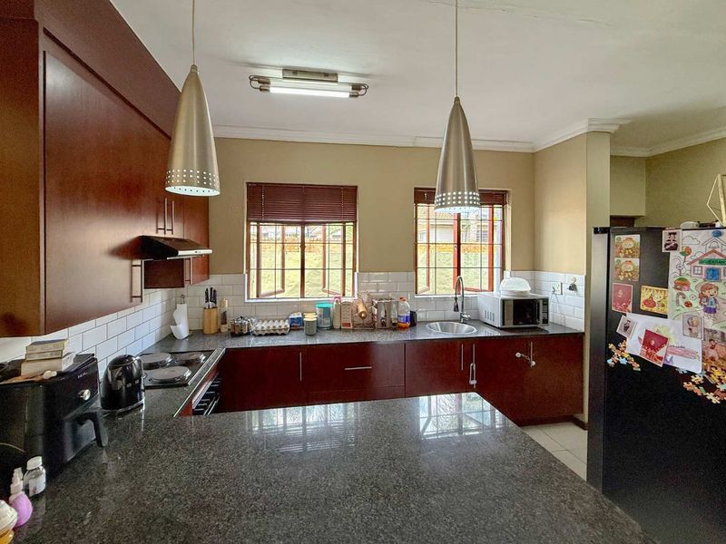 Modern Secure and Private 3 bedroom cluster - Photo 9