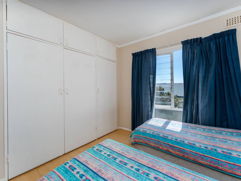 Sunny apartment with sea views overlooking Roman Rock Lighthouse - Photo 9