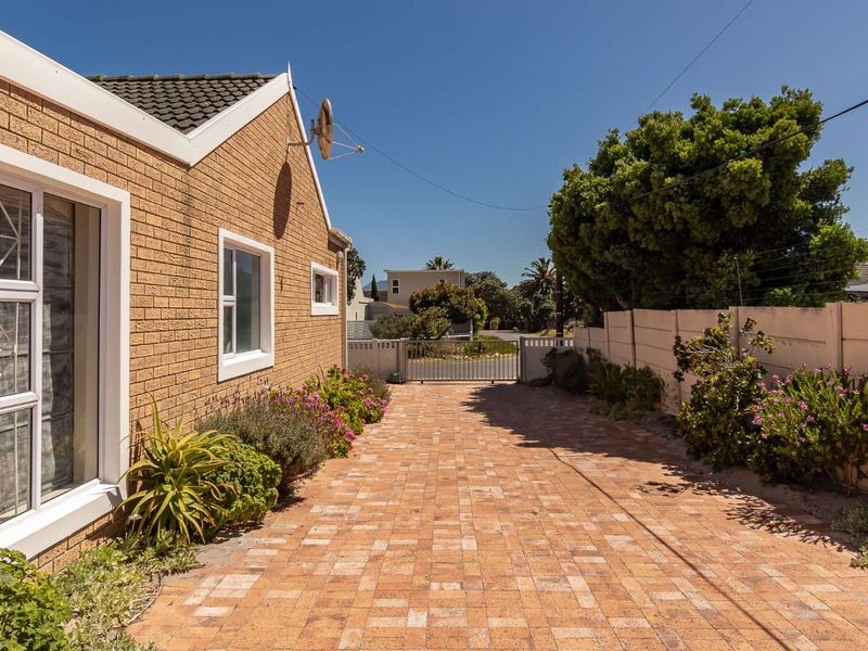 Family home and income earning cottage - Photo 5